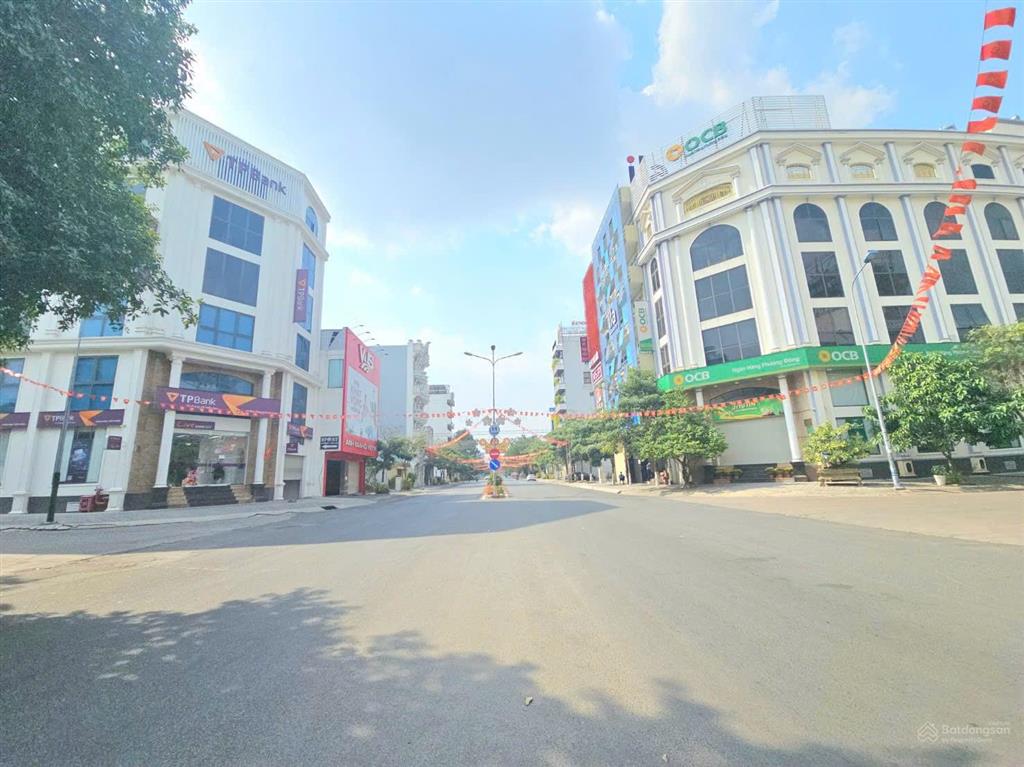 Chính chủ cần bán nhà mt 3 lầu đã hoàn công. ở tthc dĩ an. dt 127m2. đường 14m. nội thất hiện đại