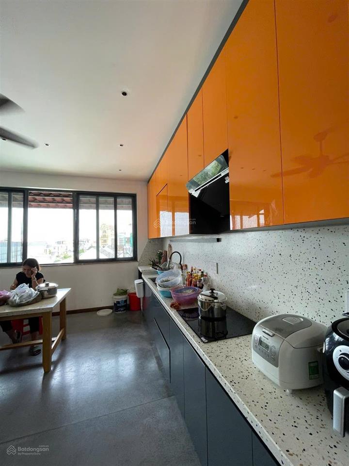 Chính chủ cần bán nhà mt 3 lầu đã hoàn công. ở tthc dĩ an. dt 127m2. đường 14m. nội thất hiện đại
