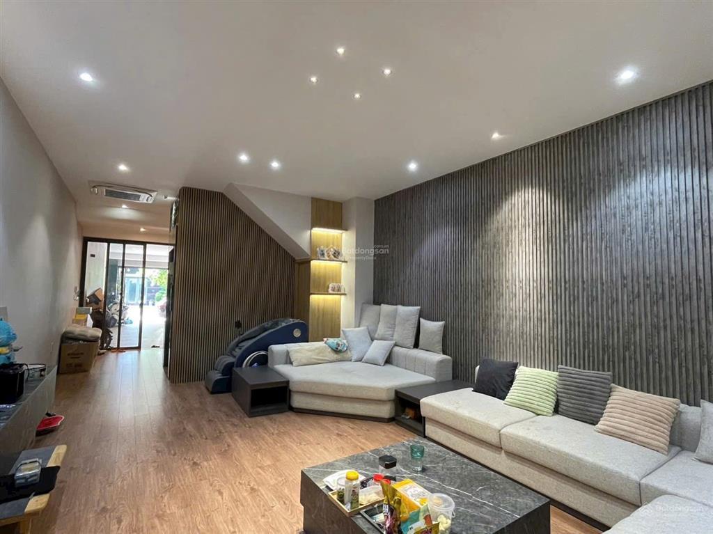 Chính chủ cần bán nhà mt 3 lầu đã hoàn công. ở tthc dĩ an. dt 127m2. đường 14m. nội thất hiện đại
