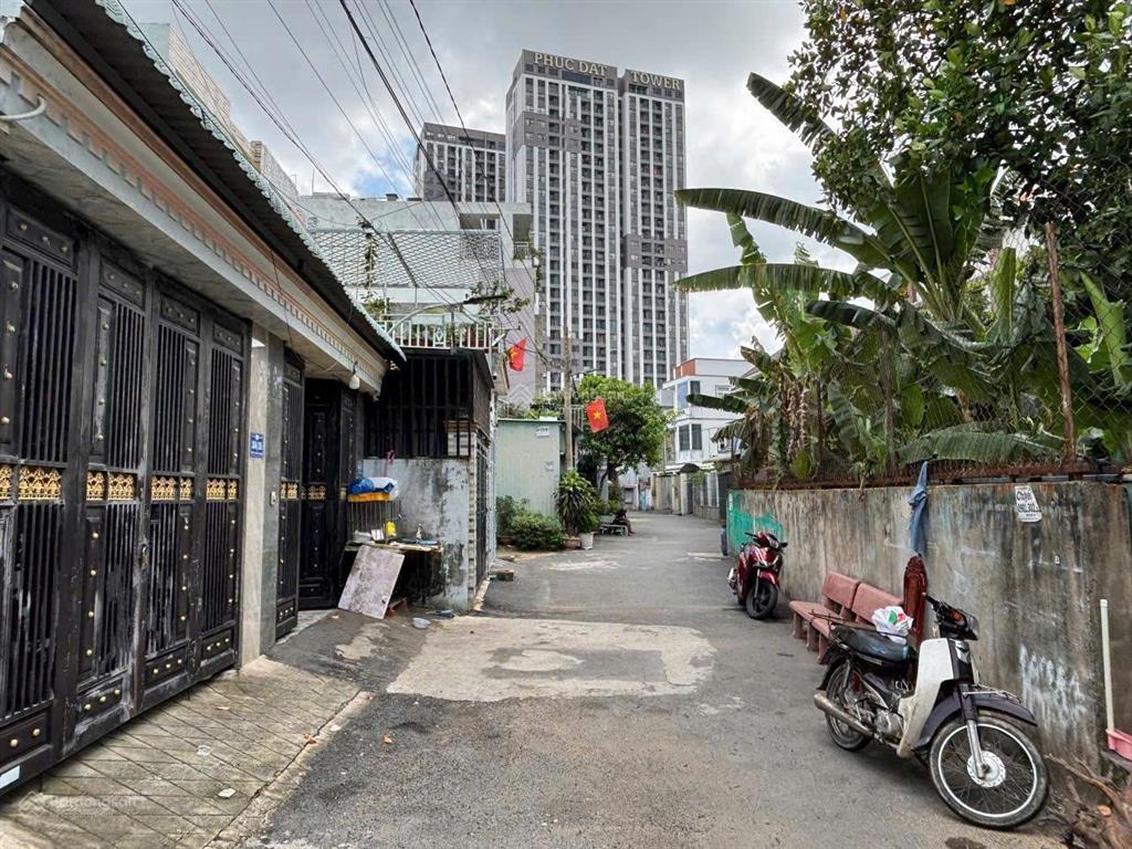 Bán nhà gần làng đại học  vị trí đẹp, tiềm năng cao