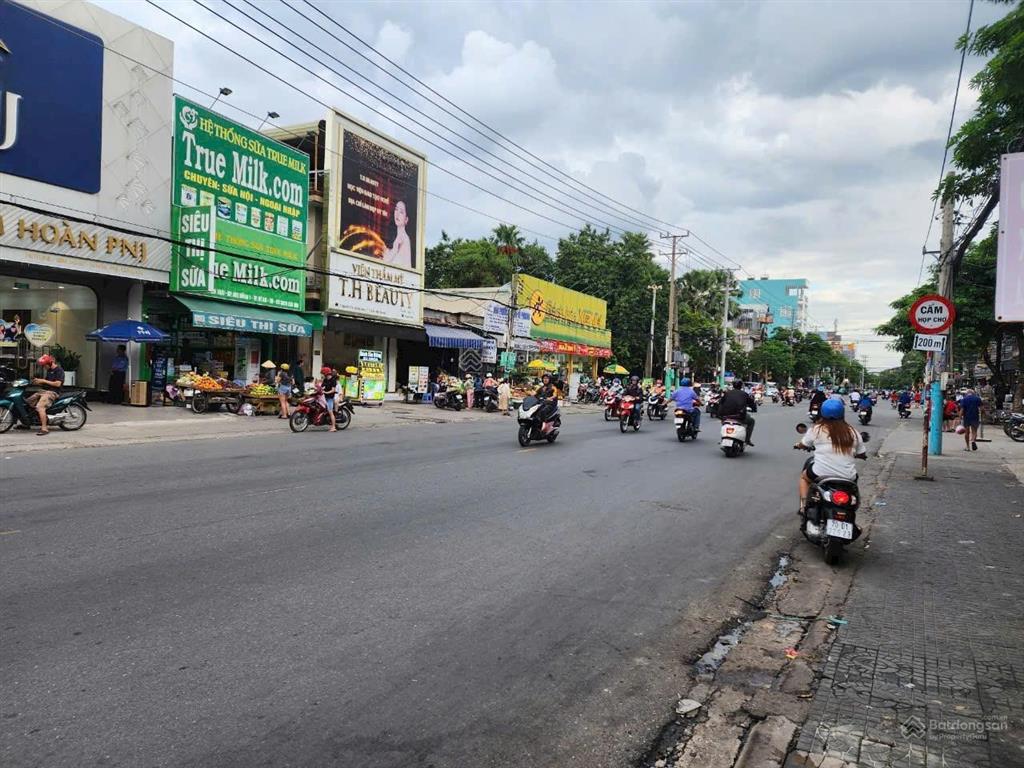 Chính chủ cần bán đất mt kinh doanh. tặng nhà c4 và dãy trọ ở dĩ an. dt 198m2. gần trường, chợ...