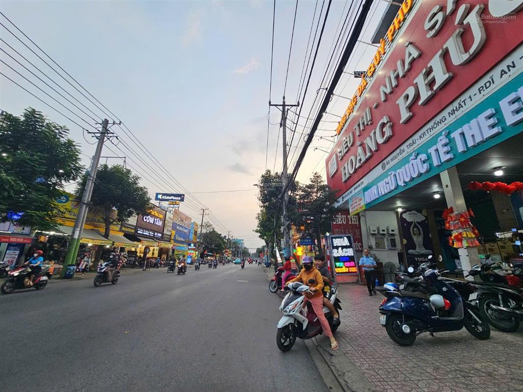 Chính chủ cần bán đất mt kinh doanh. tặng nhà c4 và dãy trọ ở dĩ an. dt 198m2. gần trường, chợ...