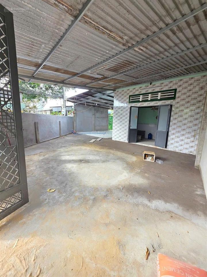 Chính chủ cần bán nhà 2 mặt tiền ở tân đông hiệp. dt 165,9m2. đường 5,5m. 3pn, 2wc. sân rộng, mát