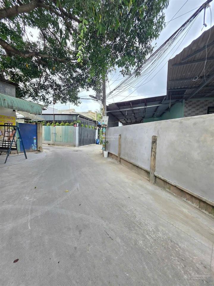 Chính chủ cần bán nhà 2 mặt tiền ở tân đông hiệp. dt 165,9m2. đường 5,5m. 3pn, 2wc. sân rộng, mát