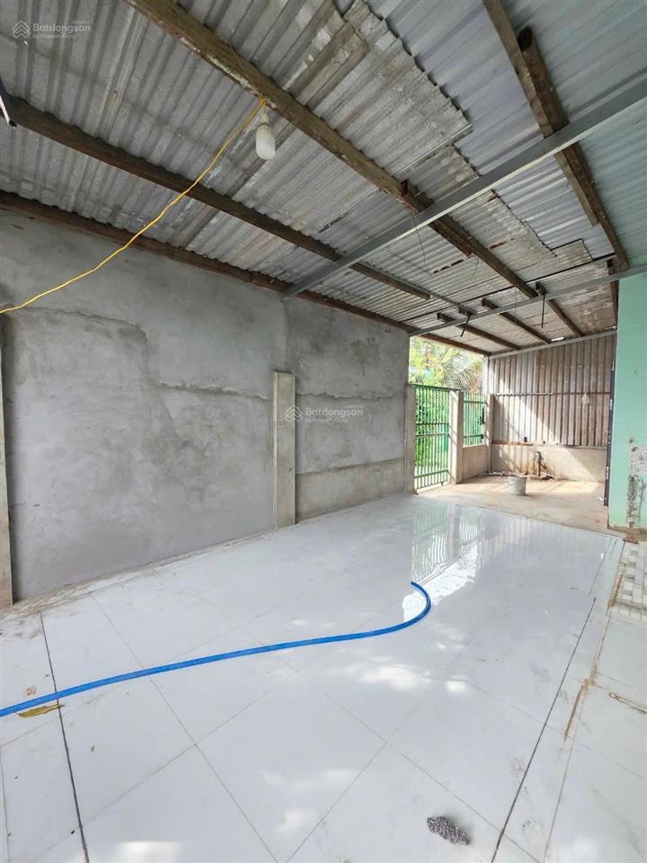 Chính chủ cần bán nhà 2 mặt tiền ở tân đông hiệp. dt 165,9m2. đường 5,5m. 3pn, 2wc. sân rộng, mát