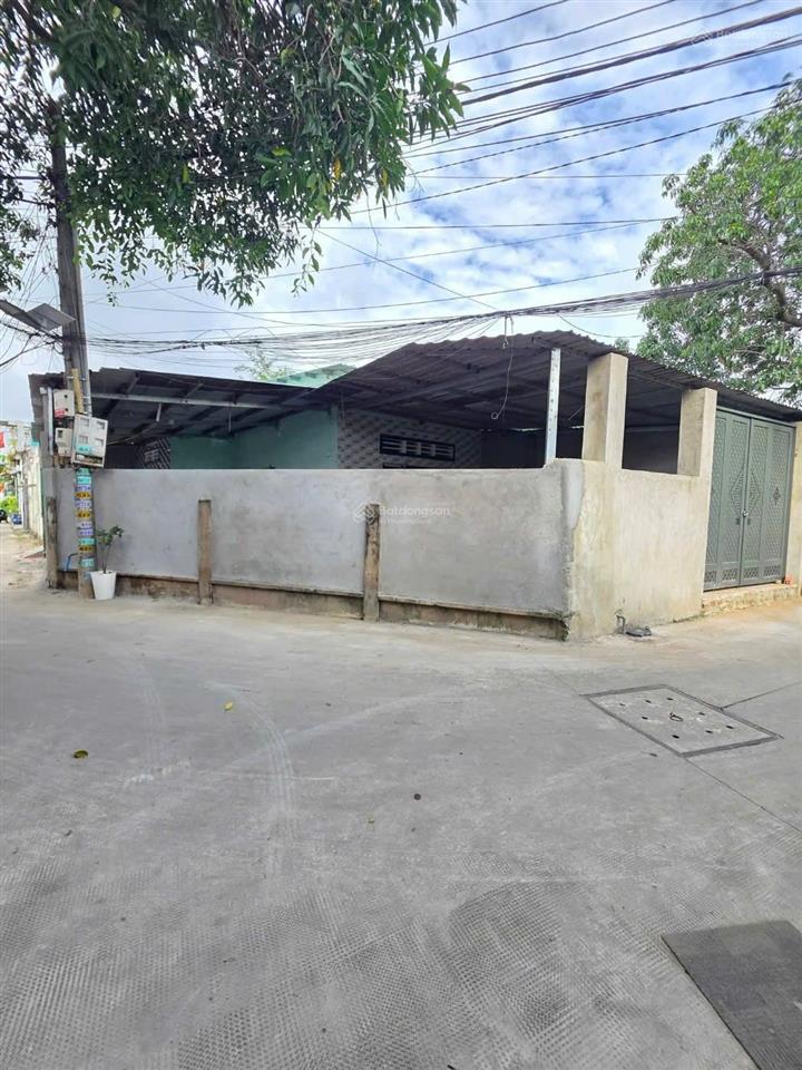 Chính chủ cần bán nhà 2 mặt tiền ở tân đông hiệp. dt 165,9m2. đường 5,5m. 3pn, 2wc. sân rộng, mát
