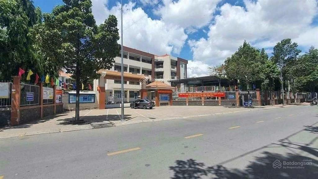 Chính chủ cần bán mt kd ở đông hoà. gần chợ, trường c1,c2. dt 146m2. ngay trung tâm văn hoá.