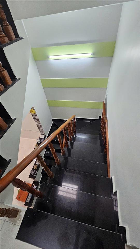 Bạn gấp nhà trọ lầu ngay big c dĩ an đường trước nhà 6m sổ riêng san xe hơi 7 chỗ
