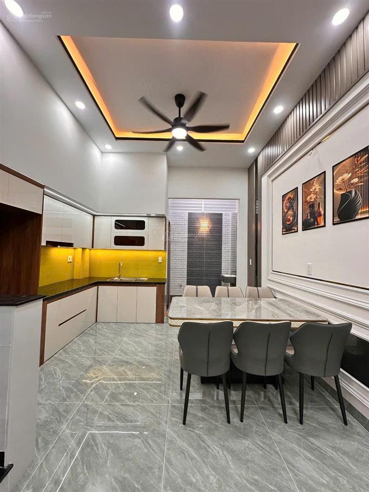 Chính chủ cần bán nhà trệt 2 lầu, tum ở dĩ an. kinh doanh vip. đường rộng. dt 60m2. 4wc, 4pn.