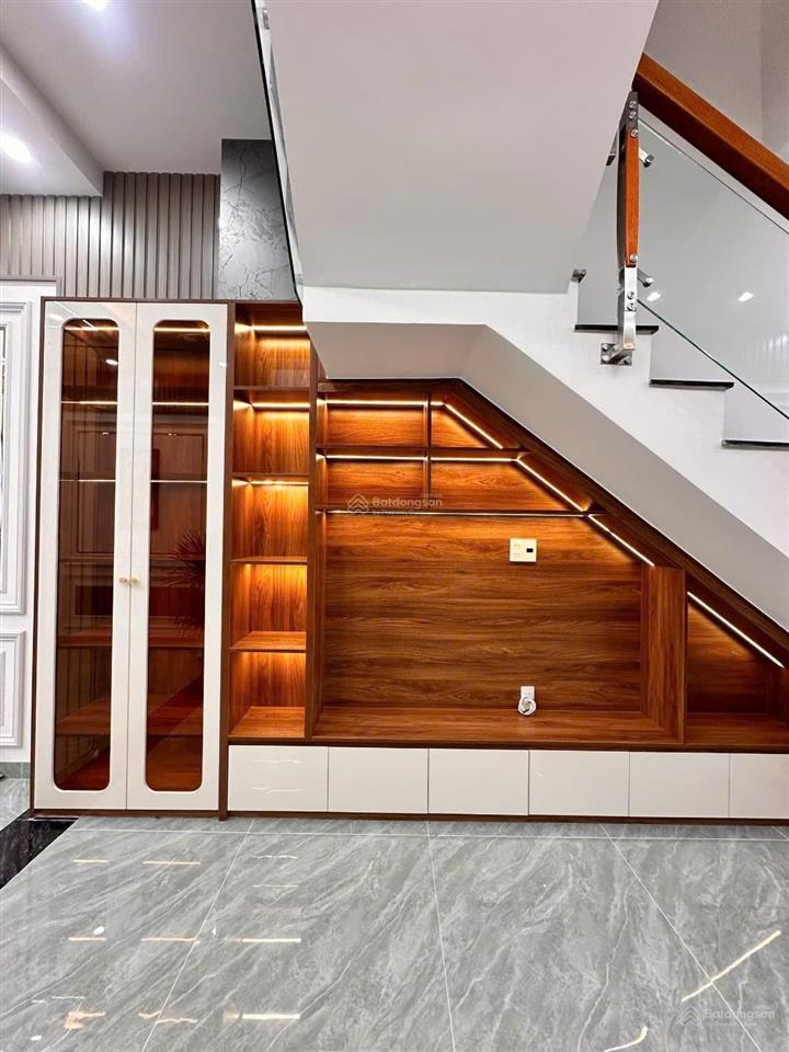 Chính chủ cần bán nhà trệt 2 lầu, tum ở dĩ an. kinh doanh vip. đường rộng. dt 60m2. 4wc, 4pn.