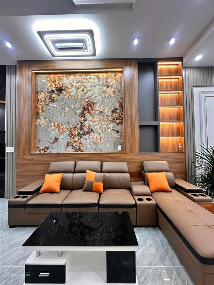 Chính chủ cần bán nhà trệt 2 lầu, tum ở dĩ an. kinh doanh vip. đường rộng. dt 60m2. 4wc, 4pn.