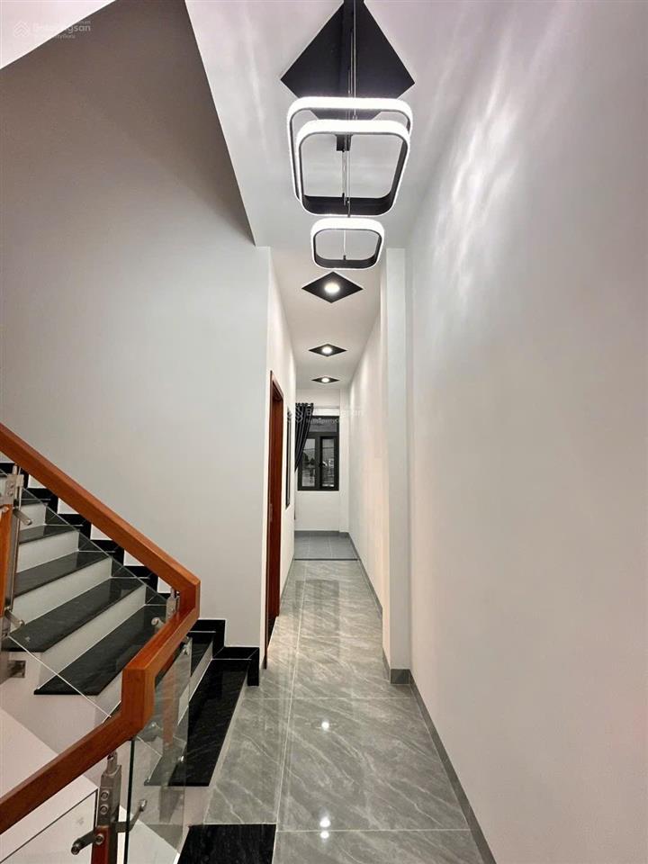 Chính chủ cần bán nhà trệt 2 lầu, tum ở dĩ an. kinh doanh vip. đường rộng. dt 60m2. 4wc, 4pn.