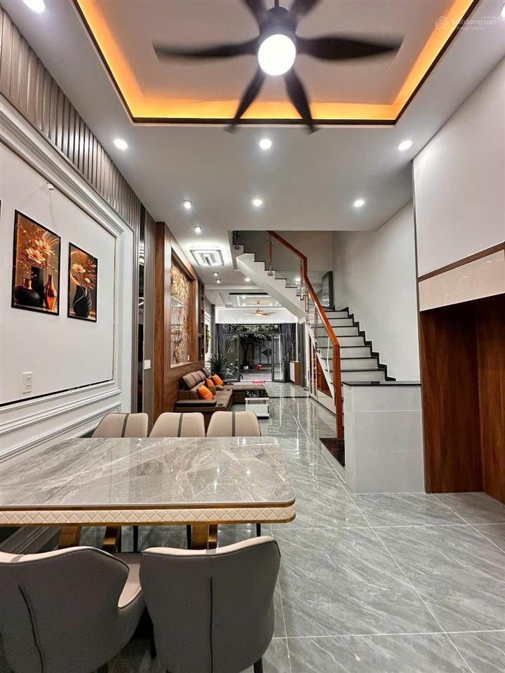 Chính chủ cần bán nhà trệt 2 lầu, tum ở dĩ an. kinh doanh vip. đường rộng. dt 60m2. 4wc, 4pn.