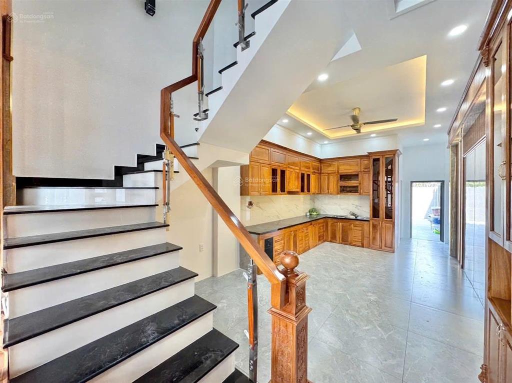 Chính chủ cần bán nhà trệt 2 lầu ở đào duy từ đông hoà dt 125m2. sân ô tô. 4pn 3wc. gần trường c1,2