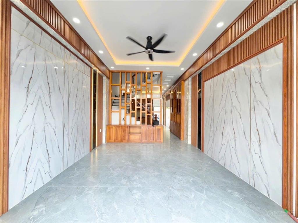 Chính chủ cần bán nhà trệt 2 lầu ở đào duy từ đông hoà dt 125m2. sân ô tô. 4pn 3wc. gần trường c1,2