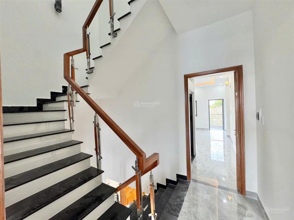 Chính chủ cần bán nhà trệt 2 lầu ở đào duy từ đông hoà dt 125m2. sân ô tô. 4pn 3wc. gần trường c1,2