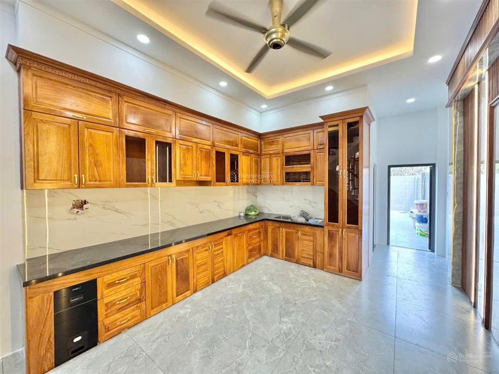 Chính chủ cần bán nhà trệt 2 lầu ở đào duy từ đông hoà dt 125m2. sân ô tô. 4pn 3wc. gần trường c1,2