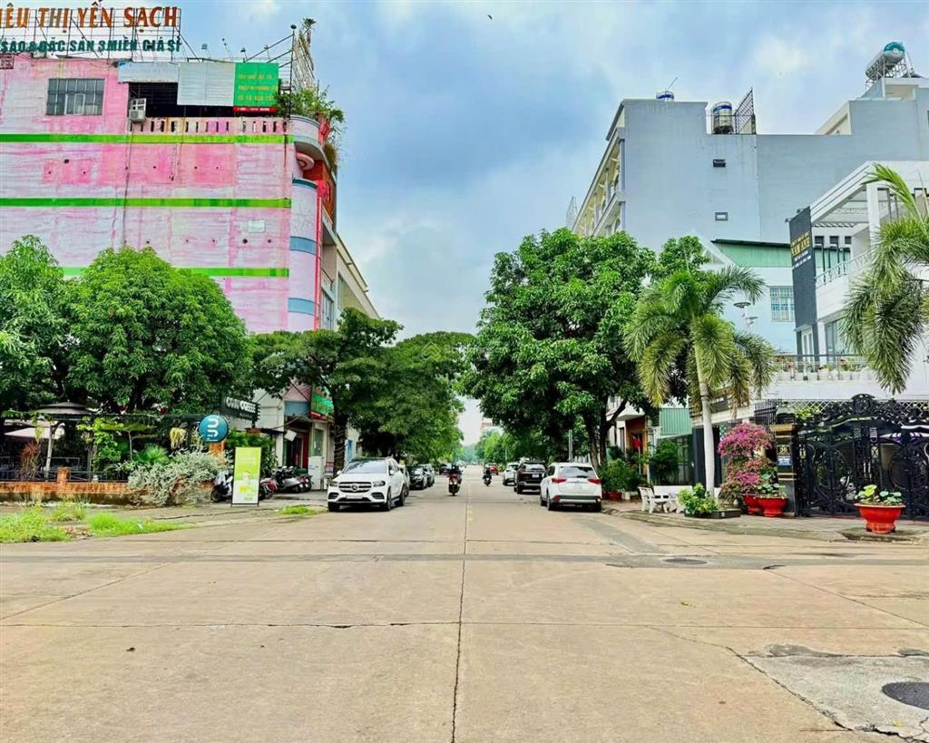 Chính chủ cần bán nhà phố 6 tầng ở tthc dĩ an. dt 131,7m2. ngang 6m. gần trường học, gần công viên