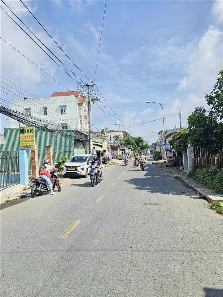 Chính chủ cần bán mt kinh doanh trệt 3 lầu ở đông hòa, dĩ an. gần big c dĩ an. dt 89,7m2. 4pn, 6wc.