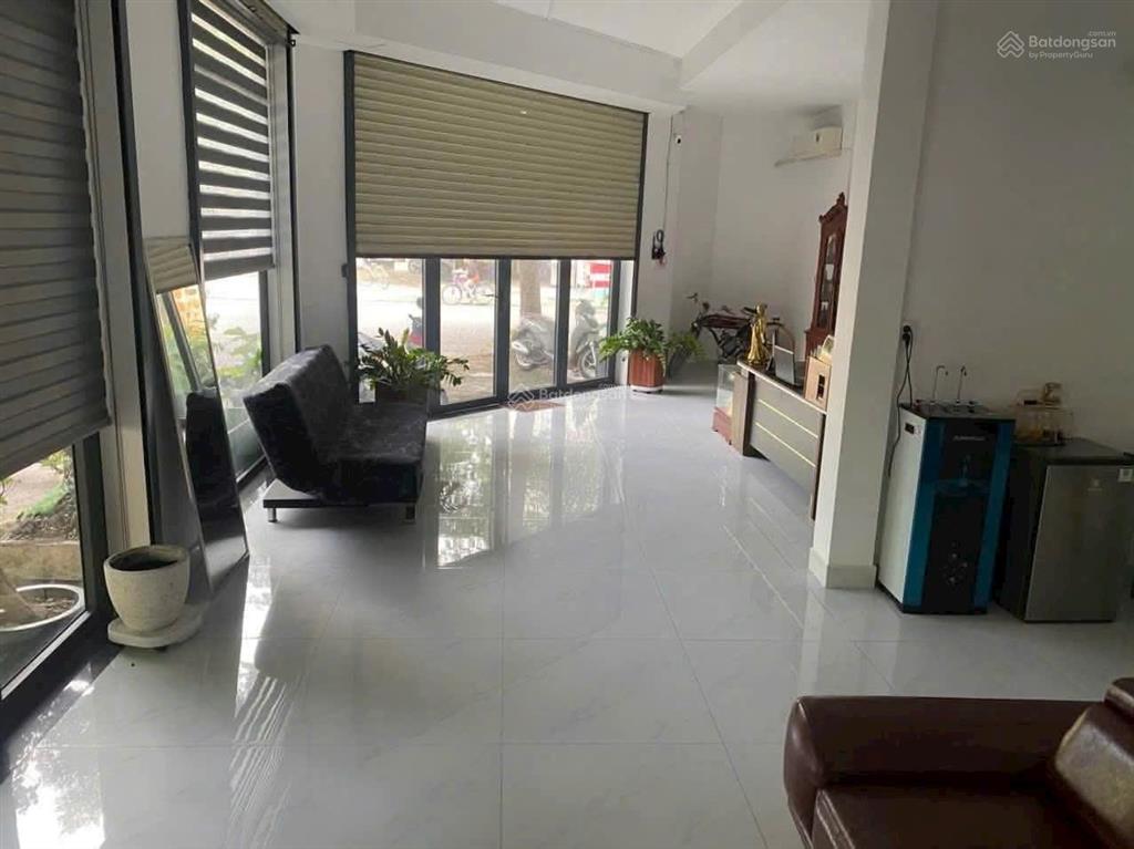 Chính chủ cần bán gấp góc 2 mt trệt 2 lầu ở tthc dĩ an. dt 141m2. 4pn, 3wc. kinh doanh đa ngành