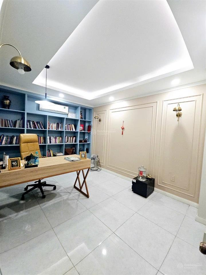 Chính chủ hạ giá bán nhà 3 tầng tum ở đường đông tác, dĩ an. dt 72,1m2, ngang 4m. 4pn, 3wc. gần chợ