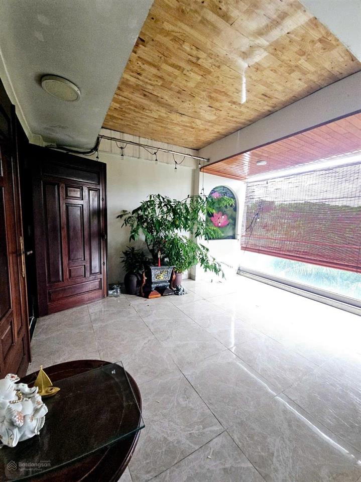 Chính chủ hạ giá bán nhà 3 tầng tum ở đường đông tác, dĩ an. dt 72,1m2, ngang 4m. 4pn, 3wc. gần chợ