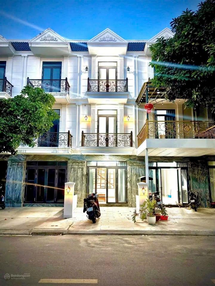 Chính chủ hạ giá bán nhà 3 tầng tum ở đường đông tác, dĩ an. dt 72,1m2, ngang 4m. 4pn, 3wc. gần chợ