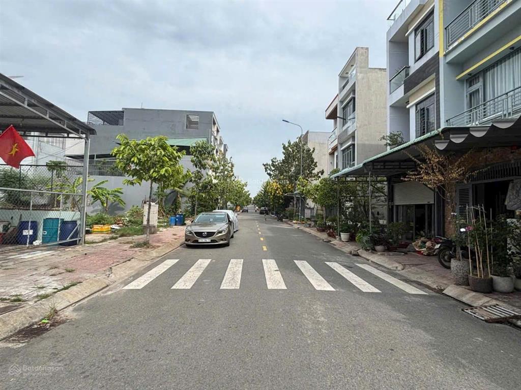 Hạ giá bán gấp nhà 71m2, nhà mới  hướng tây bắc, vị trí phú hồng thịnh dĩ an
