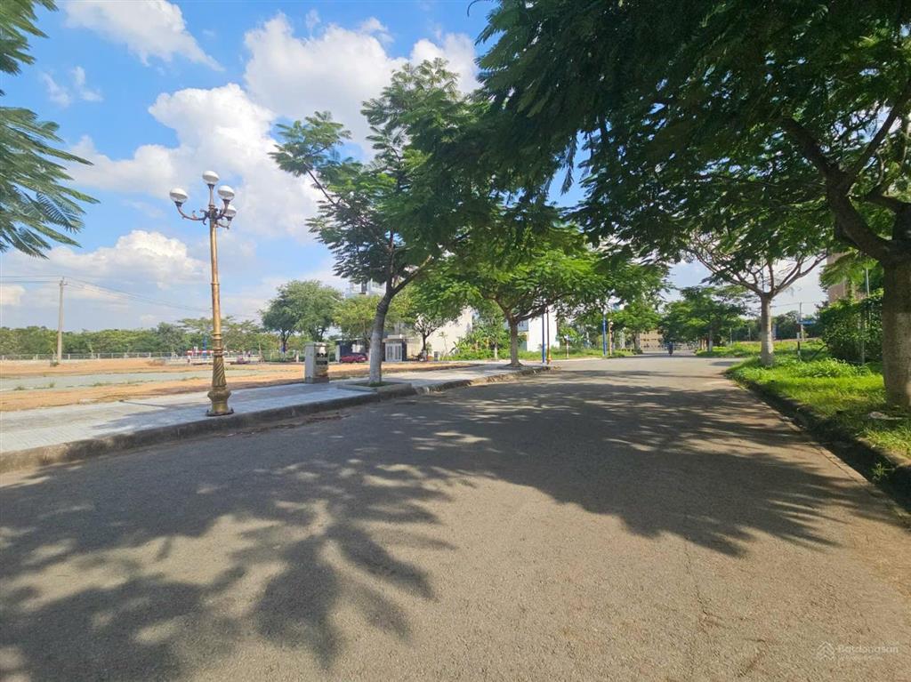 Chính chủ cần bán đất đẹp ở khu bình nguyên, đông hòa. dt 100m2. ngang 5m. gần làng đhqg. tiện ích