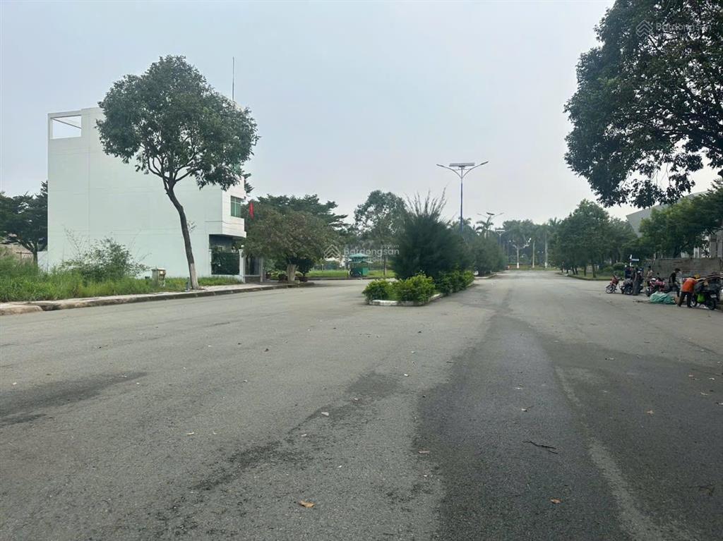 Chính chủ cần bán đất đẹp ở khu bình nguyên, đông hòa. dt 100m2. ngang 5m. gần làng đhqg. tiện ích