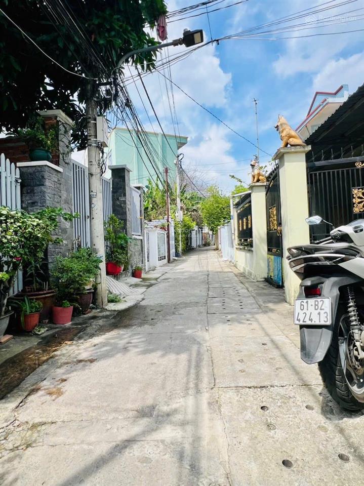 Bán đất tặng kèm căn nhà, 1 sẹc cmt8 thông qua phan đình giót