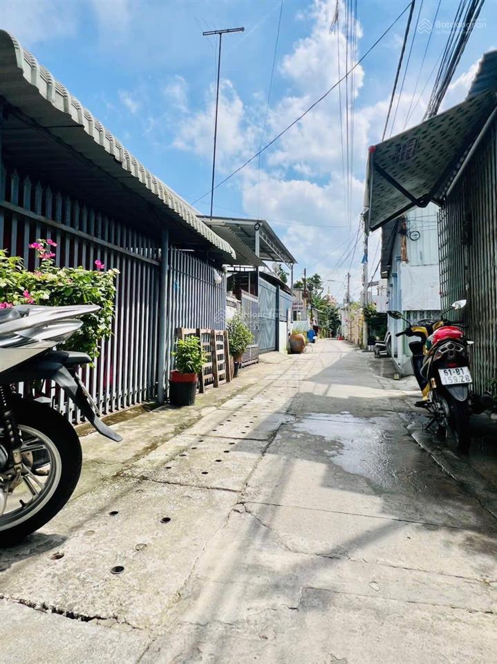 Bán đất tặng kèm căn nhà, 1 sẹc cmt8 thông qua phan đình giót