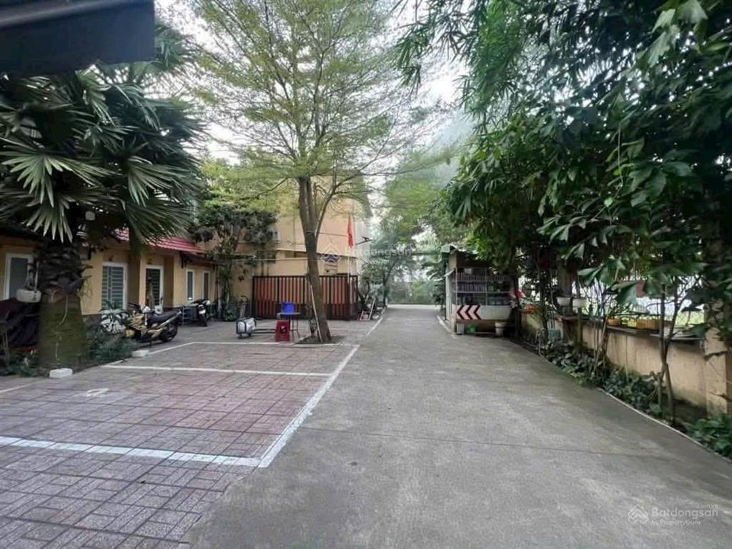 Nhà 1 trệt 1 lửng liền kề, đường nhựa có sân xe hơi, đường nhựa gần huỳnh văn lũy