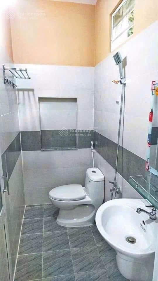Nhà 1 trệt 1 lửng liền kề, đường nhựa có sân xe hơi, đường nhựa gần huỳnh văn lũy