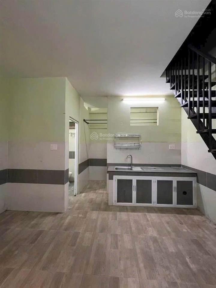 Nhà 1 trệt 1 lửng liền kề, đường nhựa có sân xe hơi, đường nhựa gần huỳnh văn lũy