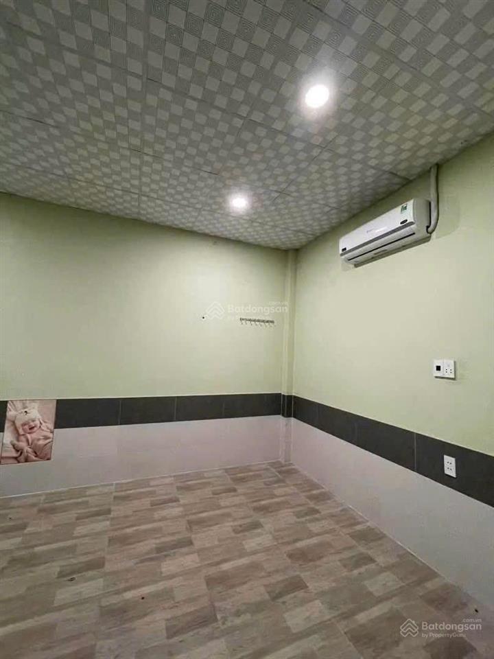 Nhà 1 trệt 1 lửng liền kề, đường nhựa có sân xe hơi, đường nhựa gần huỳnh văn lũy
