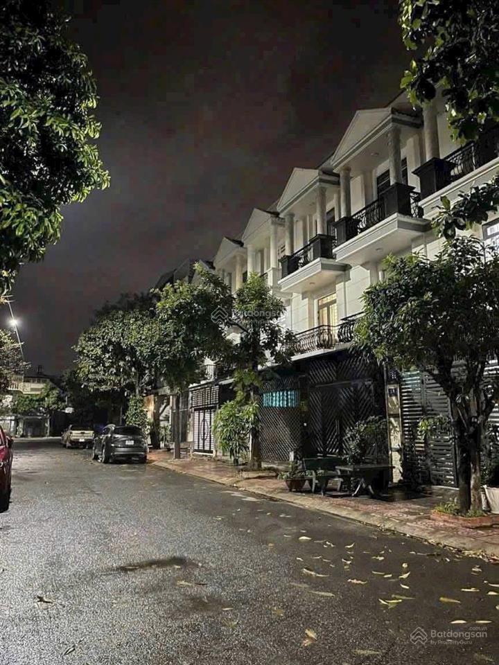 Nhà 1 trệt 2 lầu trong khu dân cư phúc đạt gần vòng xoay hiệp thành 3