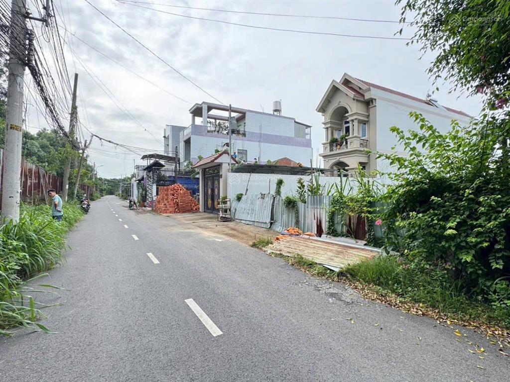 Nhà 1 trệt 2 lầu, đã hoàn công mặt tiền đường dx 59 gần chợ phú mỹ full nội thất