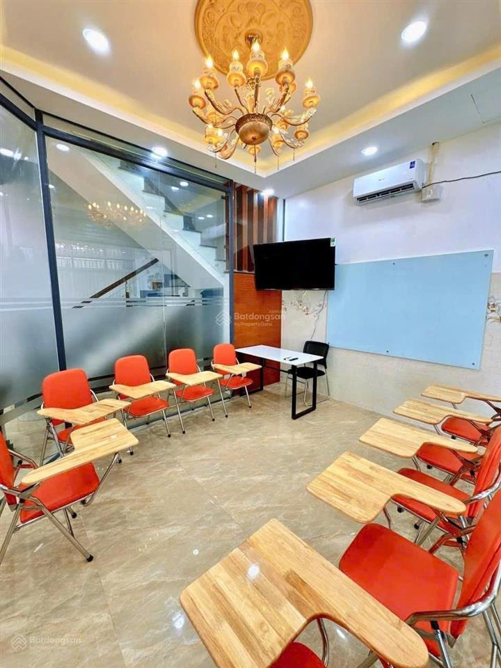 Cho thuê nhà 3 lầu ngay trung tâm chợ và 2 trường học kế bên