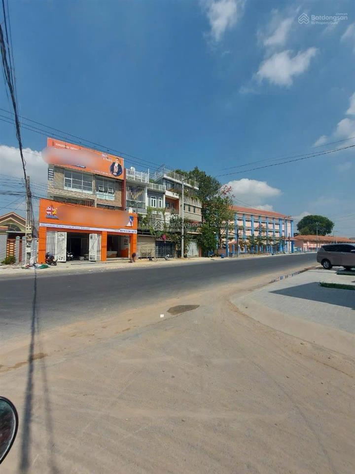 Cho thuê nhà 3 lầu ngay trung tâm chợ và 2 trường học kế bên