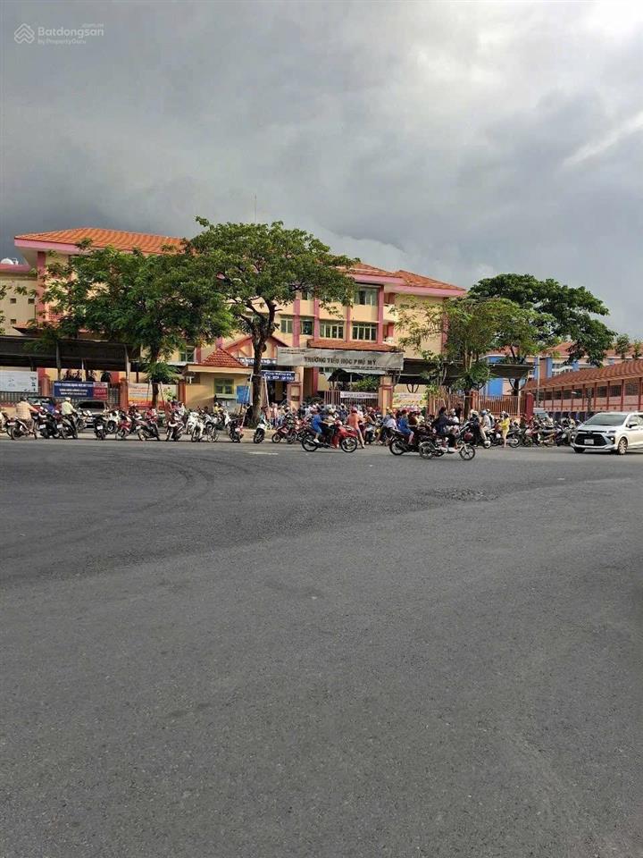 Cho thuê nhà 3 lầu ngay trung tâm chợ và 2 trường học kế bên