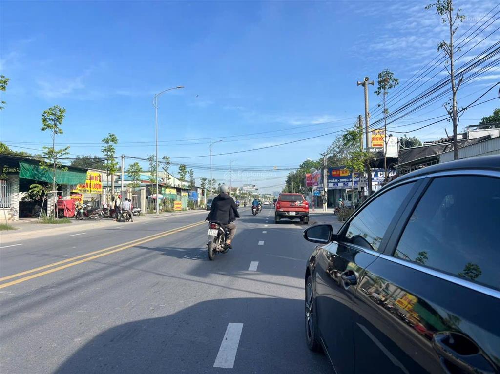 Cho thuê nhà 3 lầu ngay trung tâm chợ và 2 trường học kế bên
