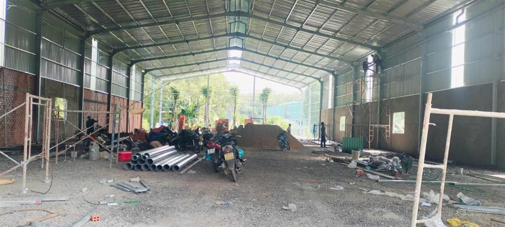 Kho mới 1900m2 tân định, gần thành phố mới, đường nhựa 10m, có văn phòng