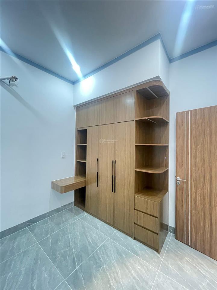 Nhà lầu mới xây sân xe hơi gần đường nguyễn thị chạy giá 5 tỷ 480 triệu