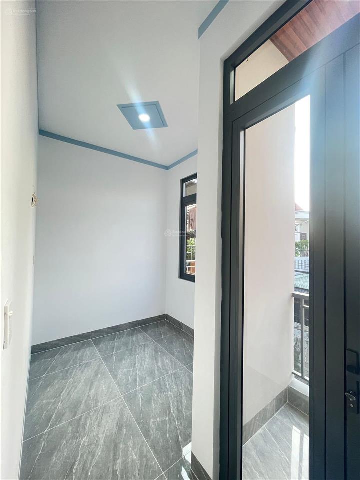 Nhà lầu mới xây sân xe hơi gần đường nguyễn thị chạy giá 5 tỷ 480 triệu