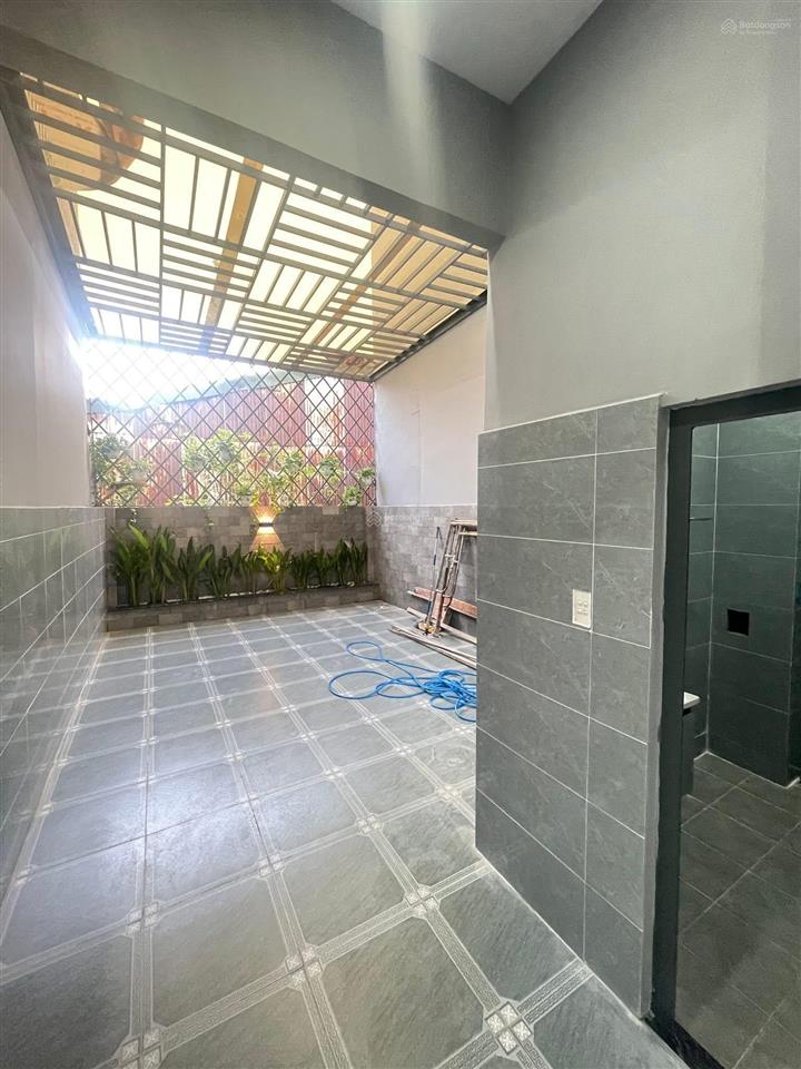 Nhà lầu mới xây sân xe hơi gần đường nguyễn thị chạy giá 5 tỷ 480 triệu