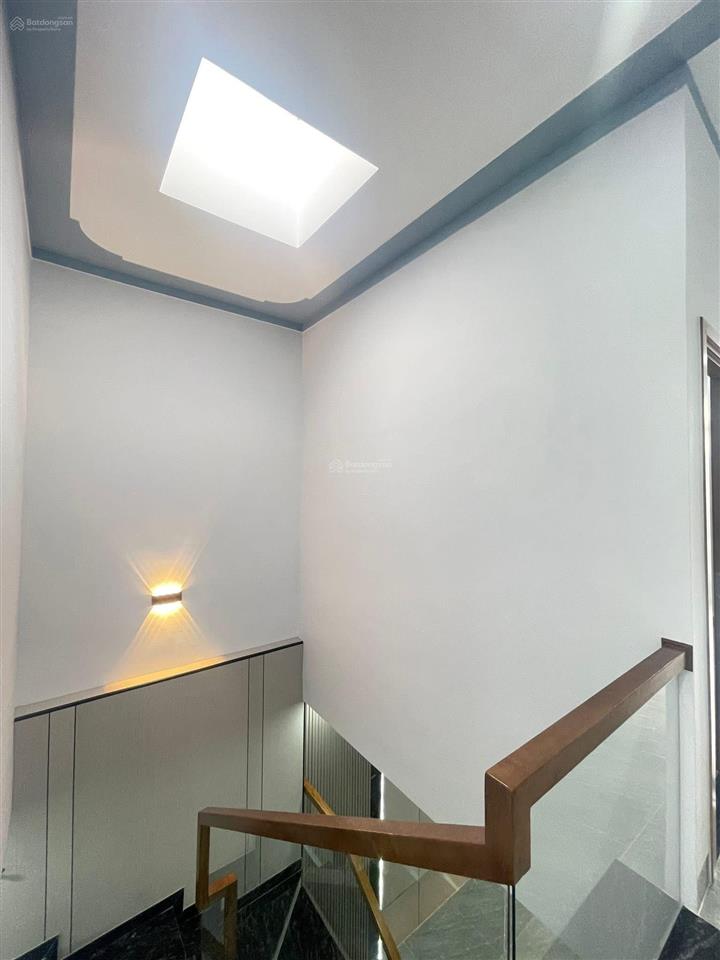 Nhà lầu mới xây sân xe hơi gần đường nguyễn thị chạy giá 5 tỷ 480 triệu