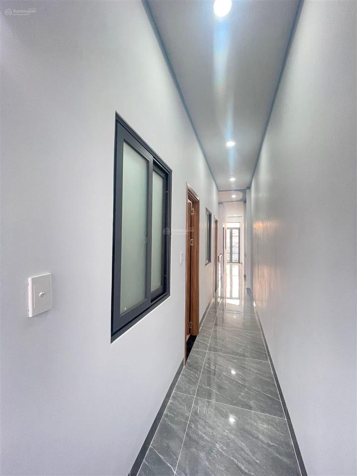 Nhà lầu mới xây sân xe hơi gần đường nguyễn thị chạy giá 5 tỷ 480 triệu