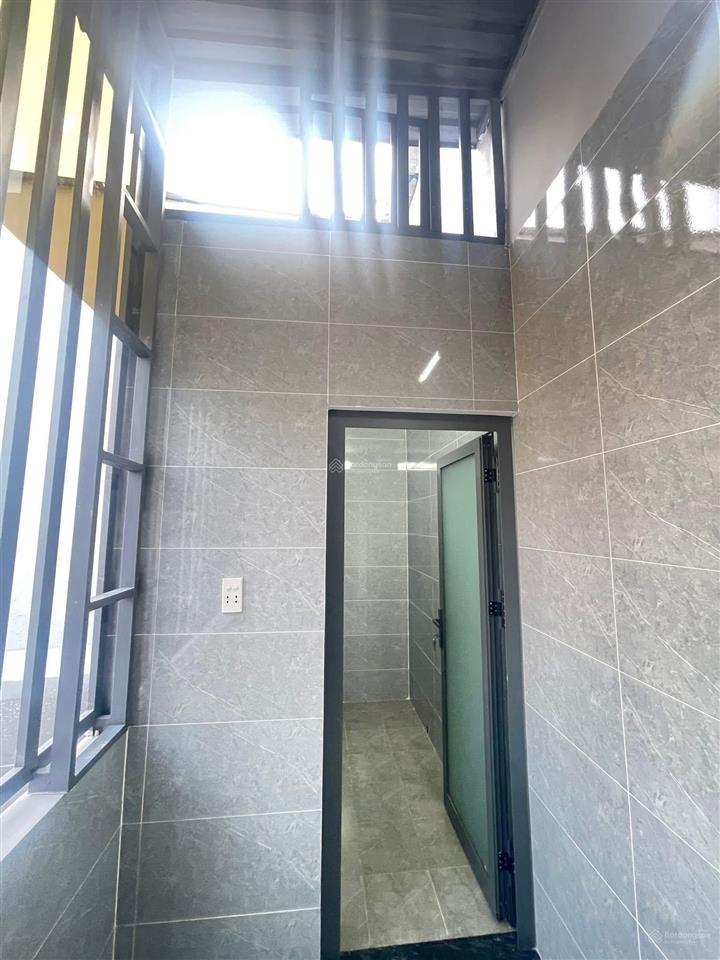 Nhà lầu mới xây sân xe hơi gần đường nguyễn thị chạy giá 5 tỷ 480 triệu