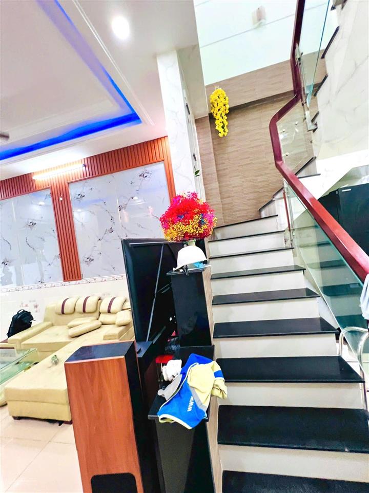 Nhà lầu sân xe hơi 7 chỗ gần ngã ba cây lơn, giá 5 tỷ 500